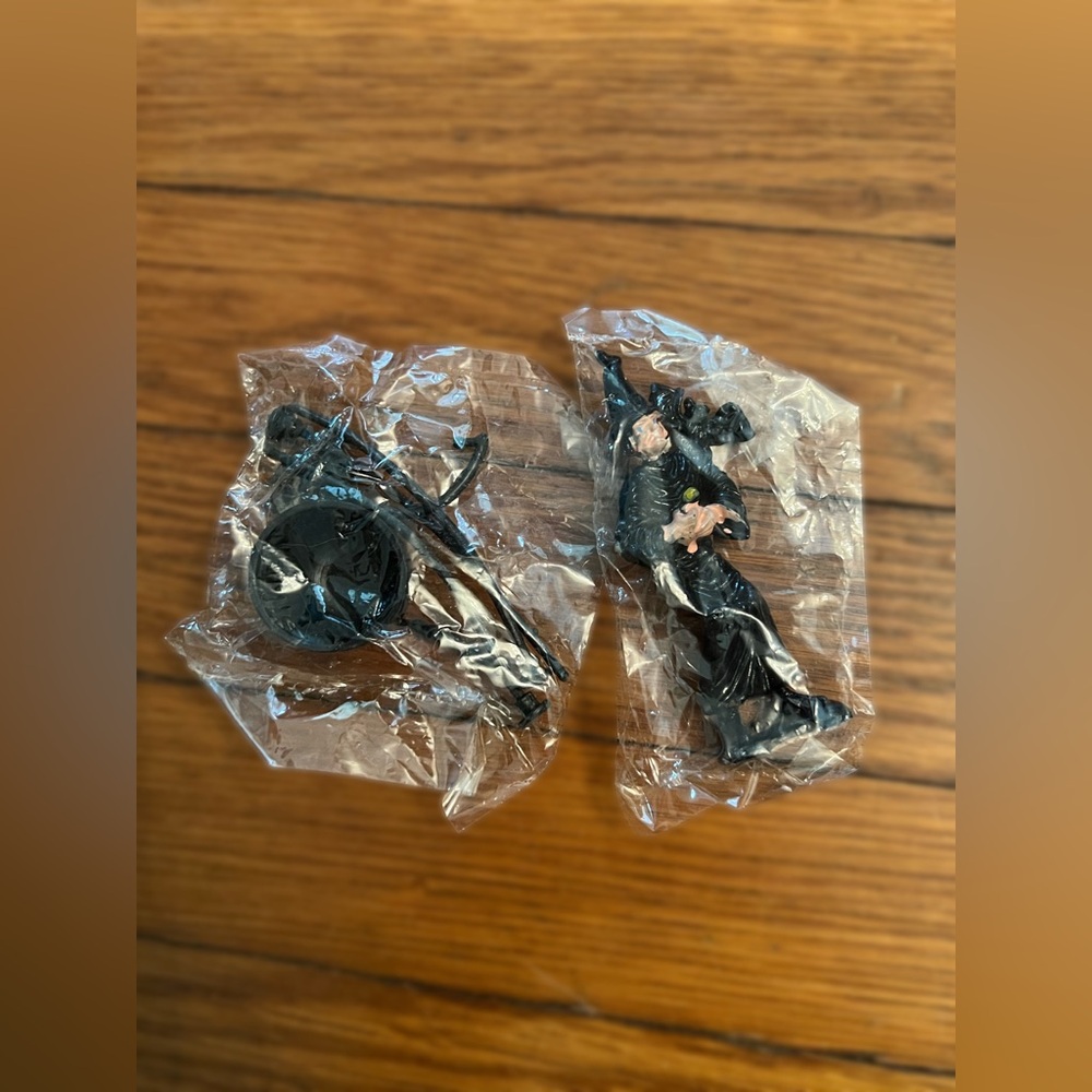 Vintage Witch and Cauldron Cake Tooper